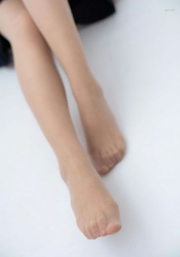 篠田优办公室的黑色丝袜视频_十万网红美女美酱