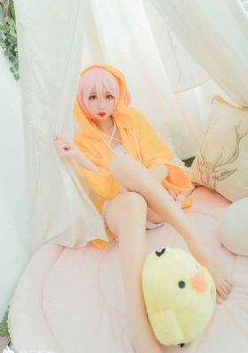 边亲边把手放衣服里发出声音_免费正片国语